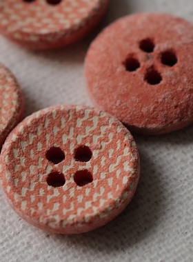 15mm13mm一颗价格英国Textile Garden微绒毛杏橘色波纹纹理纽扣