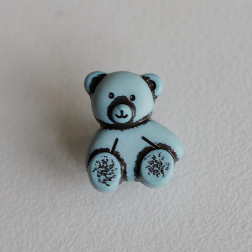 粉蓝色坐姿泰迪熊纽扣