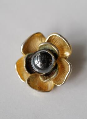 约23mmx25mm仅1颗法国VINTAGE中心乌灰光亮玻璃立体金色花瓣纽扣