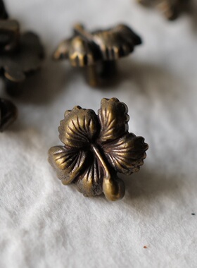 大约14mm1颗价英国Textile Garden立体感扶桑花造型青铜色ABS纽扣