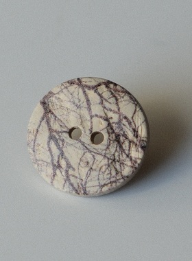 18mm一颗价英国Textile Garden深紫色树纹米灰底色椰壳纽扣