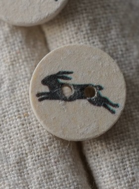 15mm一颗价英国Textile Garden椰壳材质灰色跳跃的野兔图案纽扣