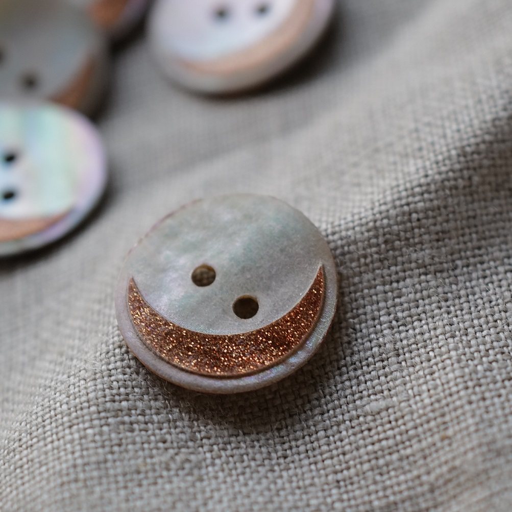 18mm1颗价英国textile garden自然底色金色月牙贝壳纽扣