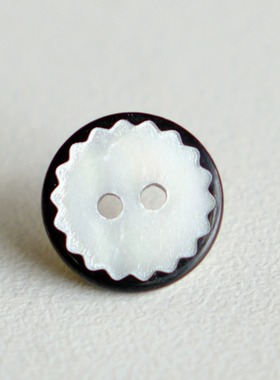 13mm 一颗价英国Textile Garden光亮黑色锯齿边包裹白色贝壳纽扣