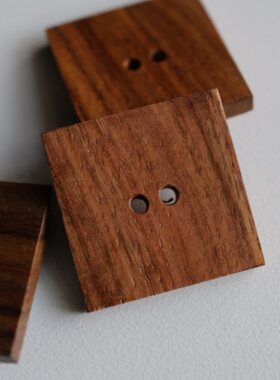 30mmx30mm 4mm厚 一颗价英国Textile Garden方形木质纽扣