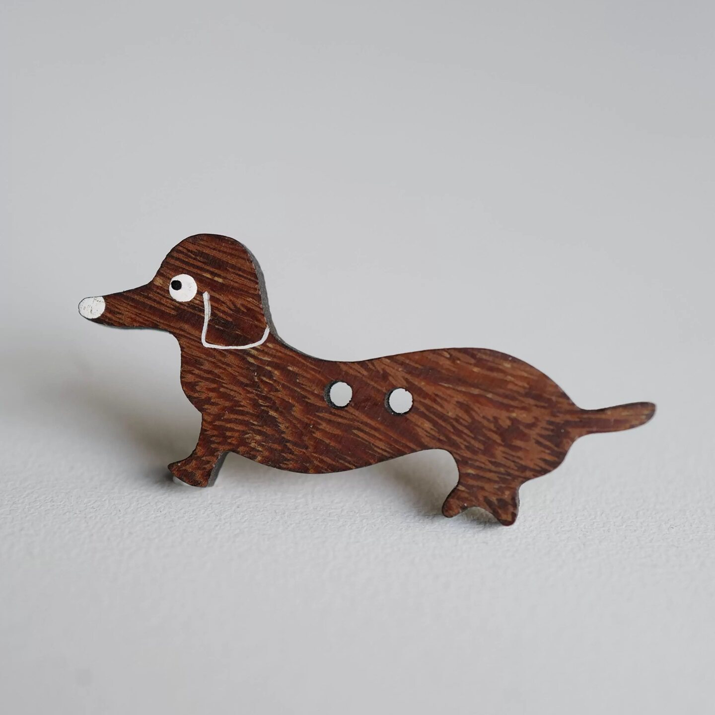 略深棕色腊肠犬造型纽扣