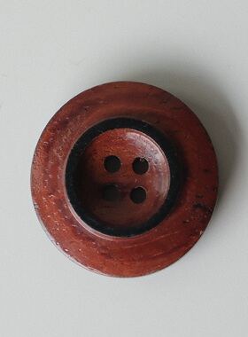 34mm仅一颗德国1950年代光亮清漆黑色描边红棕色木质纽扣