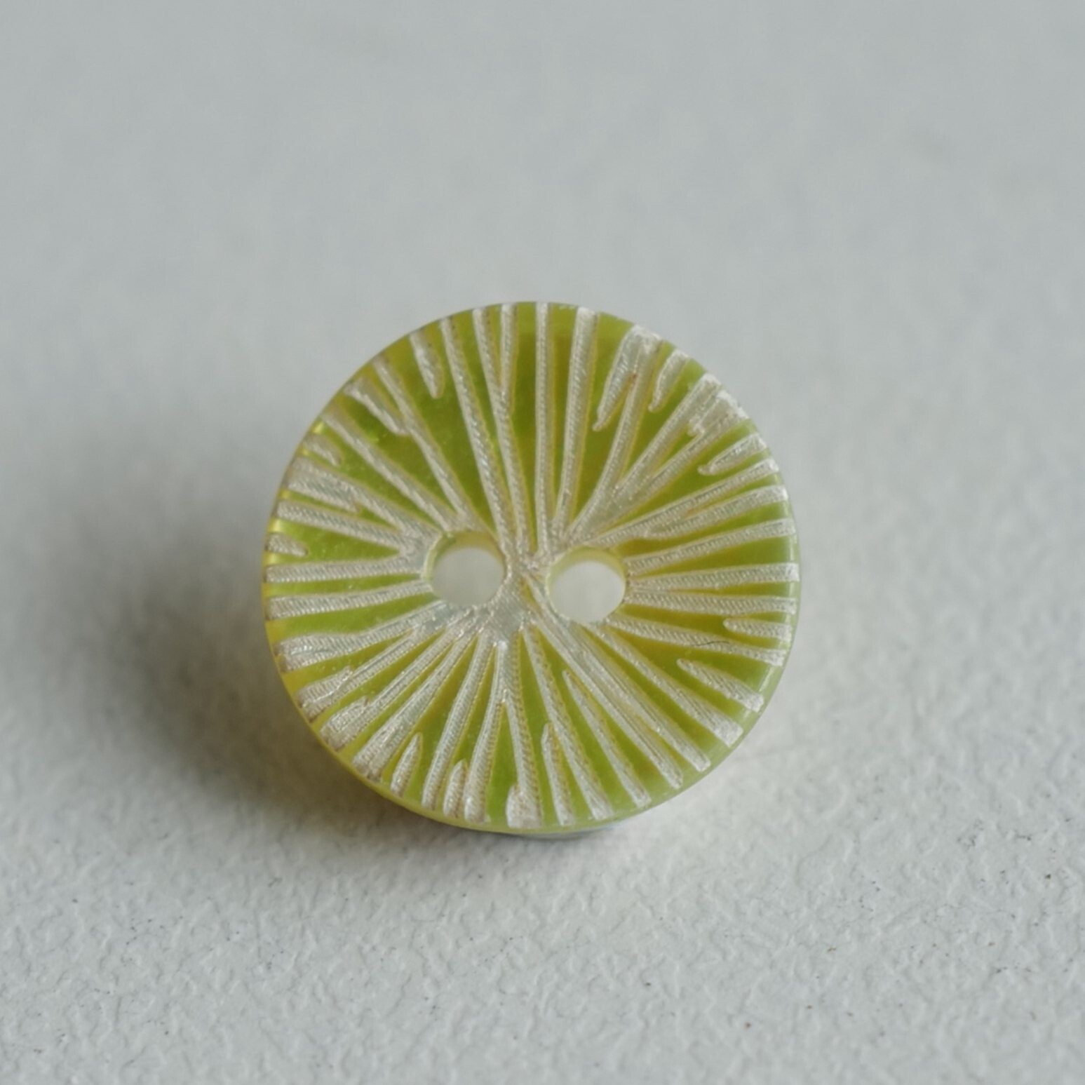 12mm一颗价英国 Textile Garden光亮黄绿色星星炸裂设计贝壳纽扣