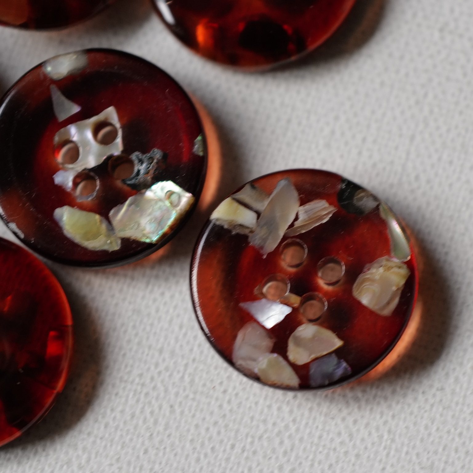 20mm一颗价格英国textile garden浓暗血红色透明内嵌贝壳碎片纽扣