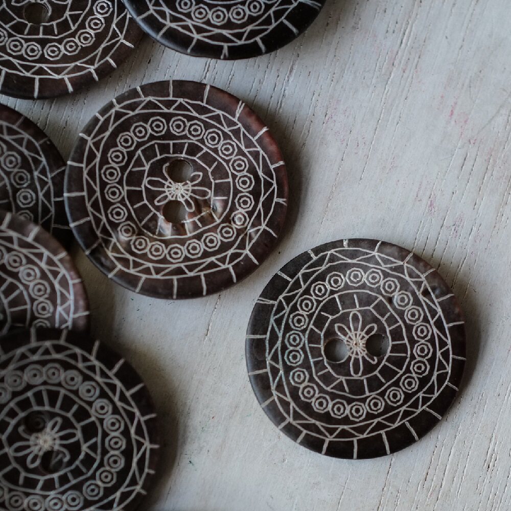 22MM 단일 가격 BRITISH TEXTILE GARDEN 매트 브라운 레이저 패턴 쉘 버튼