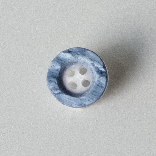 蓝色起伏边缘白色底座纽扣