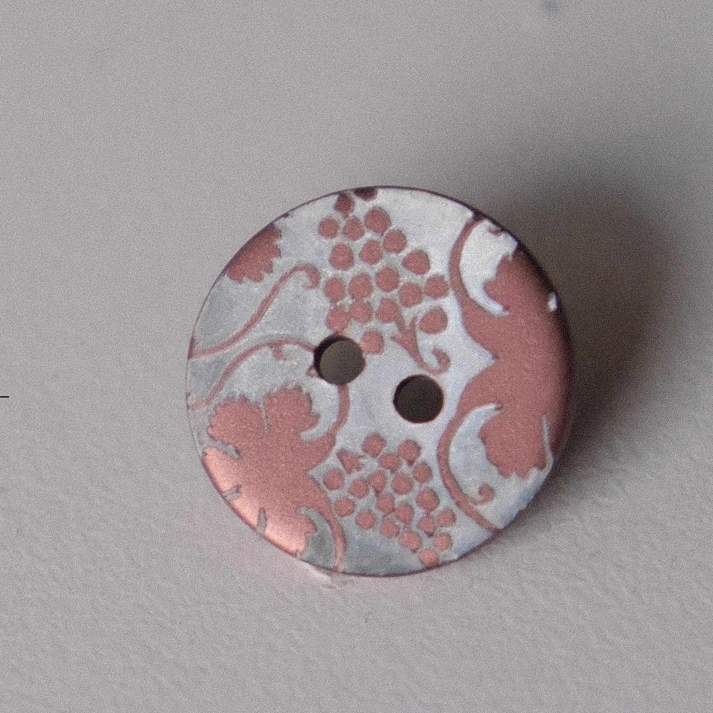 绝版18mm1颗 英国Textile Garden银底暗豆沙红葡萄藤图案贝壳纽扣