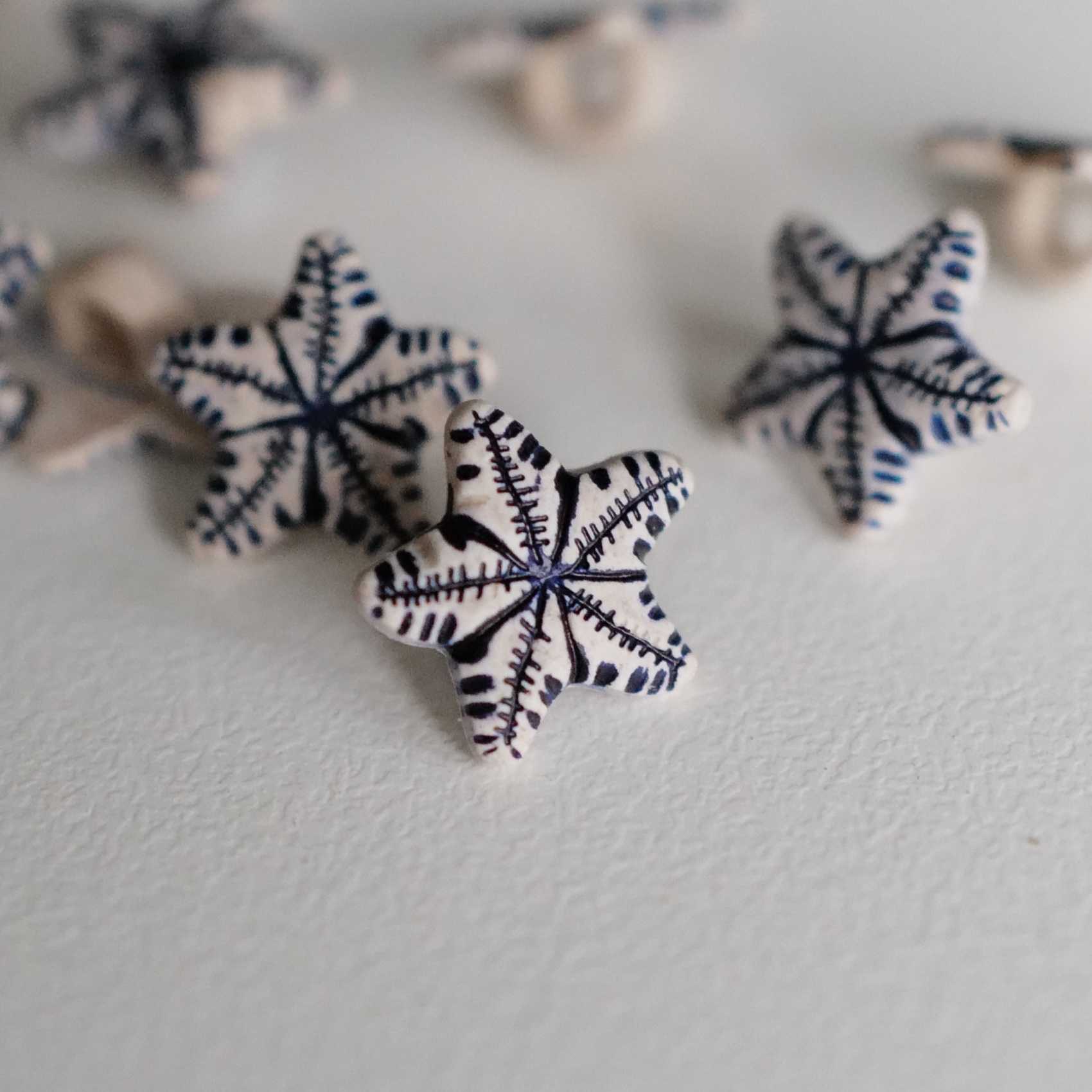 米白底蓝色线条海星造型树脂纽扣