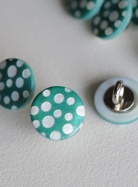 12mm一颗价格英国Textile Garden松石绿底白色镭射波点贝壳纽扣