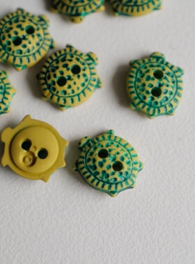 12mmx10mm一颗价英国Textile Garden发财黄绿色线条小乌龟纽扣