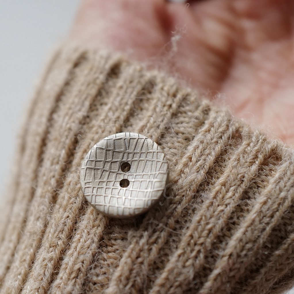 18mm一颗价格英国textile garden金属感光泽香槟色带凸纹河贝纽扣