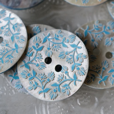 自然贝壳松石蓝凸出花纹纽扣