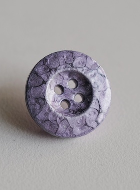 20mm一颗价英国Textile Garden紫色珠光捶打纹理光亮表面纽扣