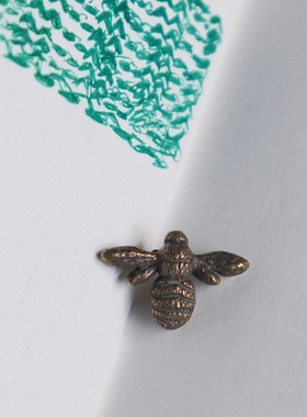 20mmx14mm一颗价英国Textile Garden古董色调逼真微闪ABS蜜蜂纽扣