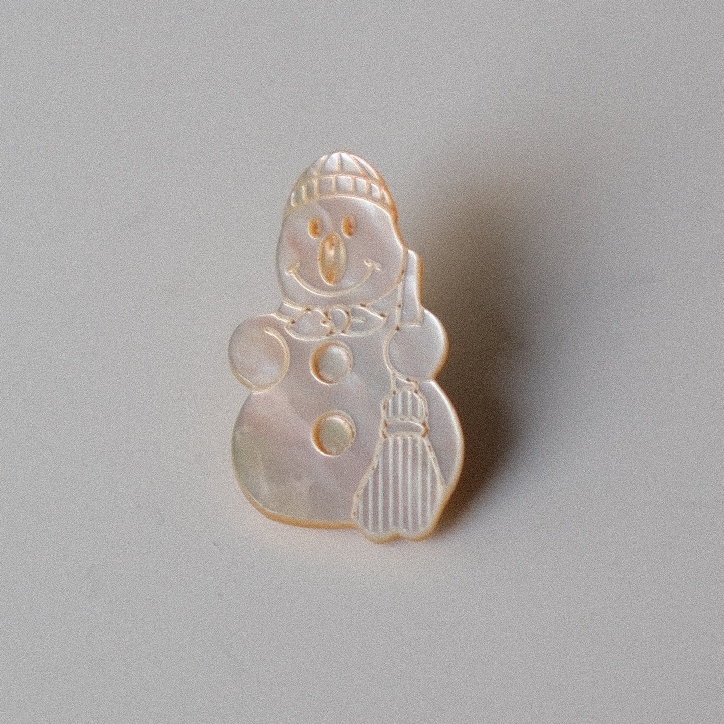 14mm&times;22mm一颗价德国JIM自然珍珠母雕刻雪人纹理纽扣