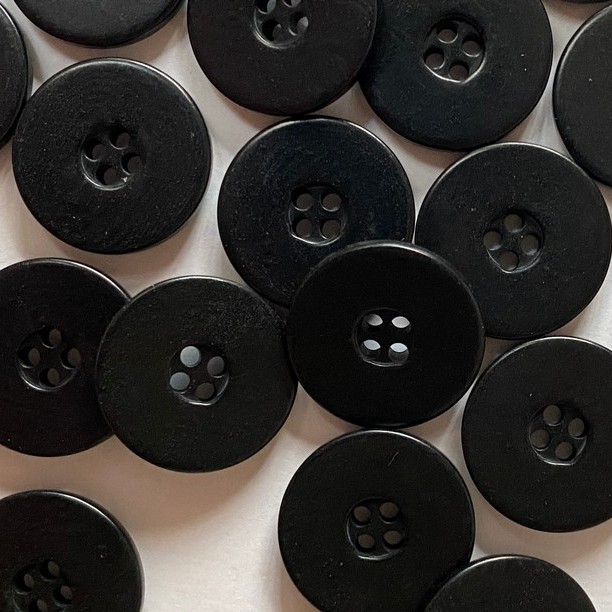 黑色四孔宽平边象牙棕榈纽扣