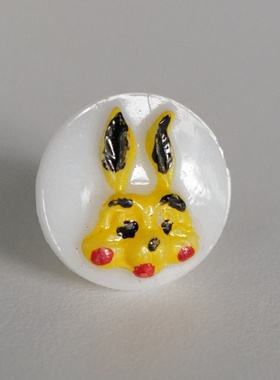 13mm一颗价德国VINTAGE黄脸红腮野兔头凸出图样乳白色玻璃纽扣