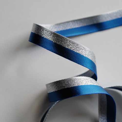 蓝色与闪银色并道双面织带