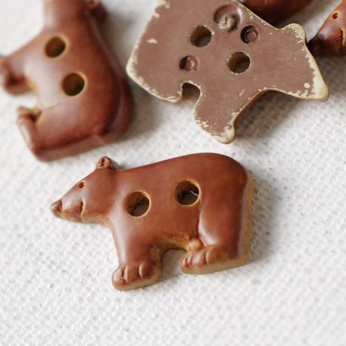 18mm宽11mm高一颗价 英国Textile Garden聚酯纤维棕色爬行熊纽扣