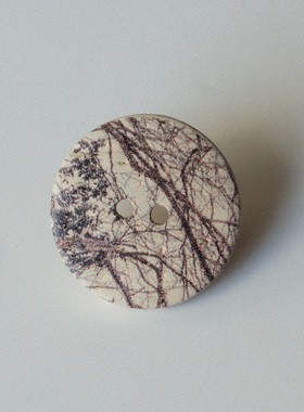 23mm一颗价英国Textile Garden深紫色树纹米灰底色椰壳纽扣
