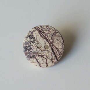 23mm一颗价英国Textile Garden深紫色树纹米灰底色椰壳纽扣