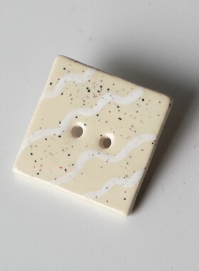 25mm一颗价英国Stockwell光亮浅黄底白色海浪纹方形手工陶瓷纽扣