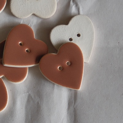 复古浅姜饼棕色爱心手工陶瓷纽扣