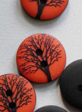 15mm一颗价英国Textile Garden哑光橘红色底镭射树棕边纽扣