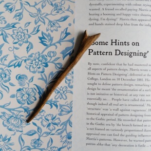 大约100mm长一枚价英国Textile Garden木质树枝披肩固定针 发簪