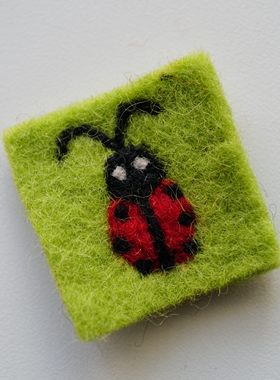 44mmx54mm一个价格德国JIM绿底红色七星瓢虫图案羊毛毡装饰块