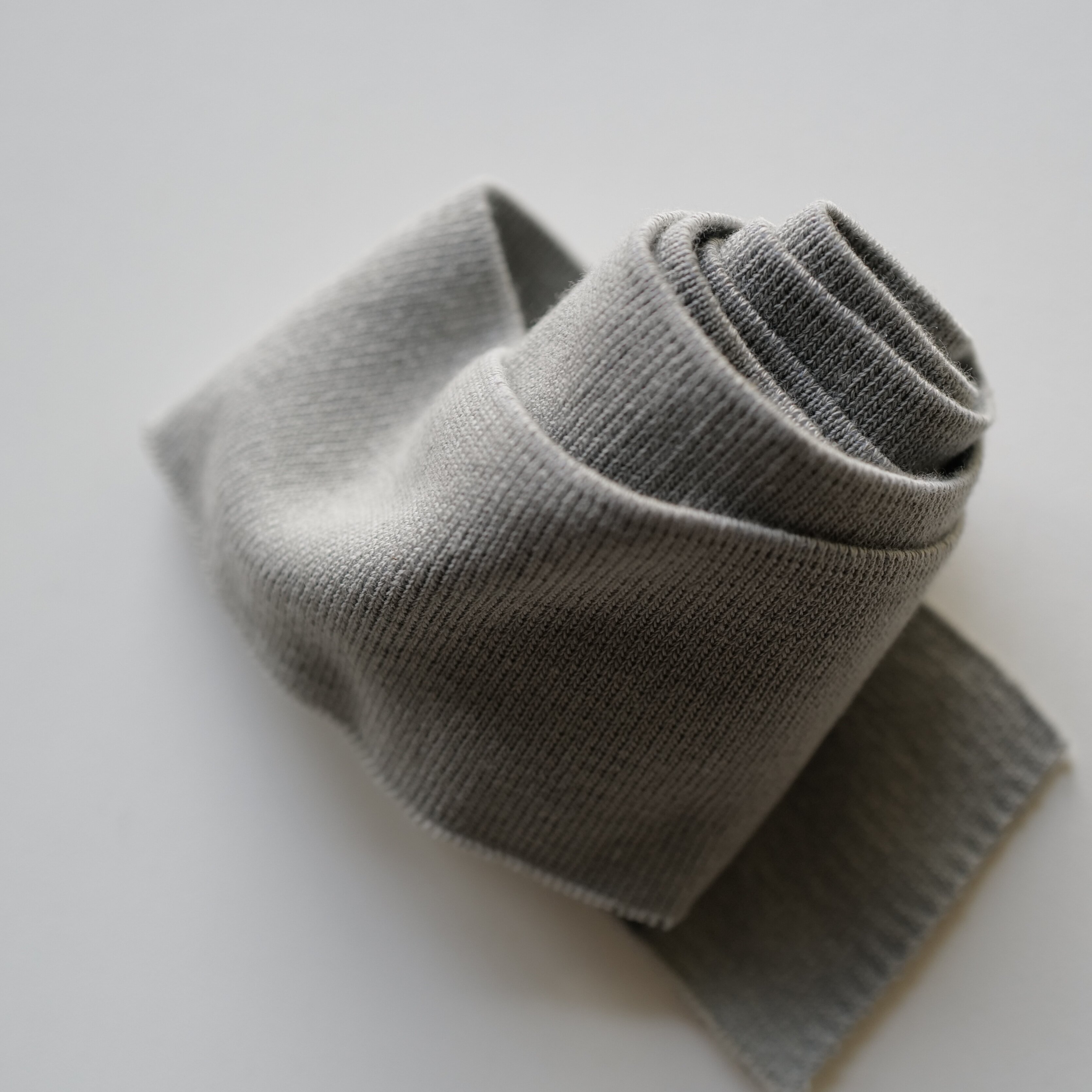 浅灰色弹力针织罗纹布边