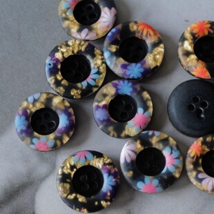 颜色随机 18mm一颗价格德国JIM金箔花卉人造纤维封裹黑底四孔纽扣