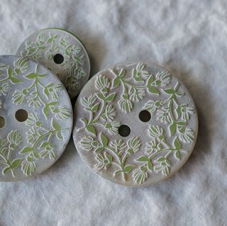 22mm14mm一颗价英国Textile Garden自然贝壳嫩草绿色凸出花纹纽扣