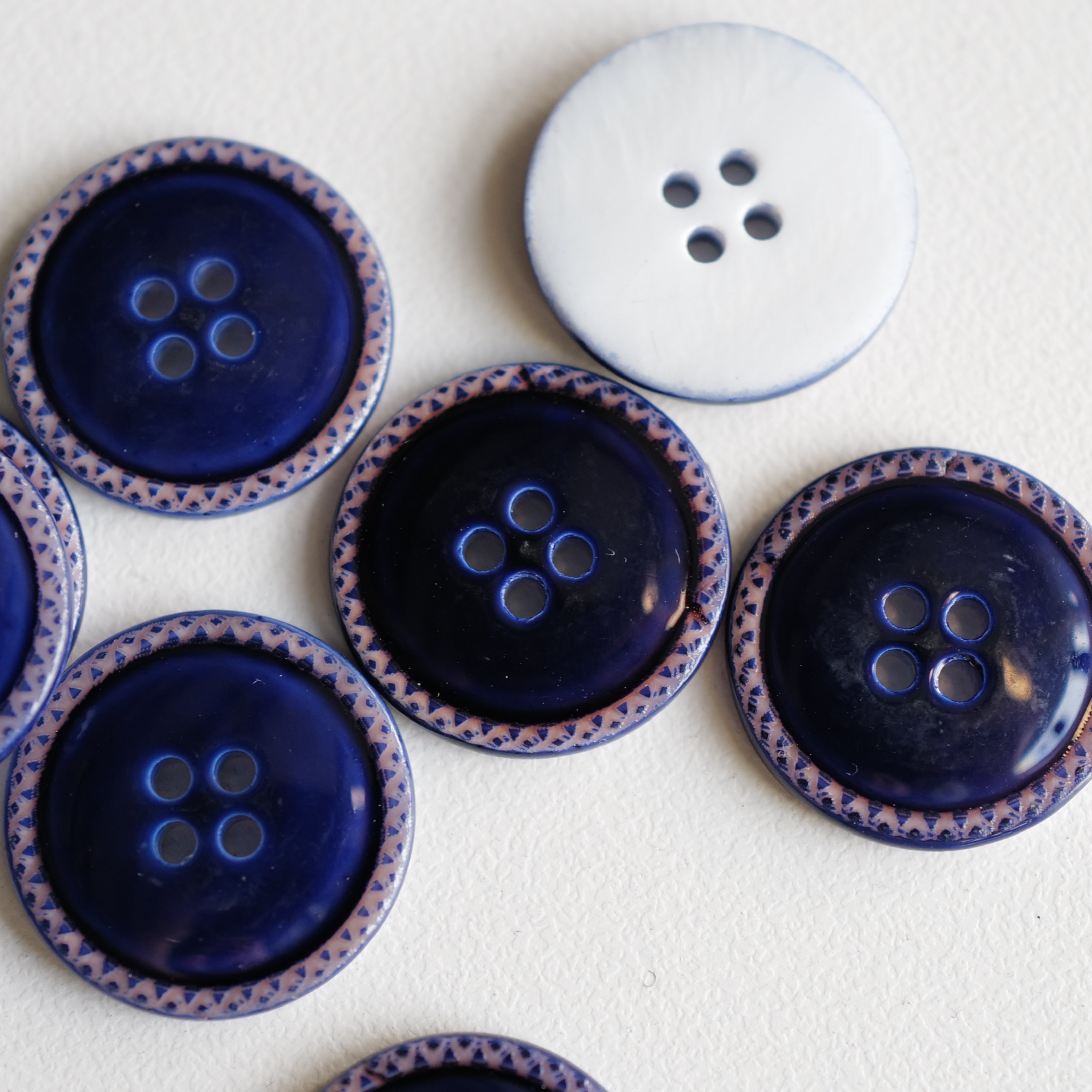 浅粉紫边深蓝紫光亮贝壳纽扣