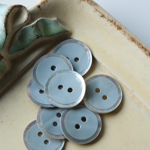 奶蓝色光亮涂层自然色边贝壳纽扣