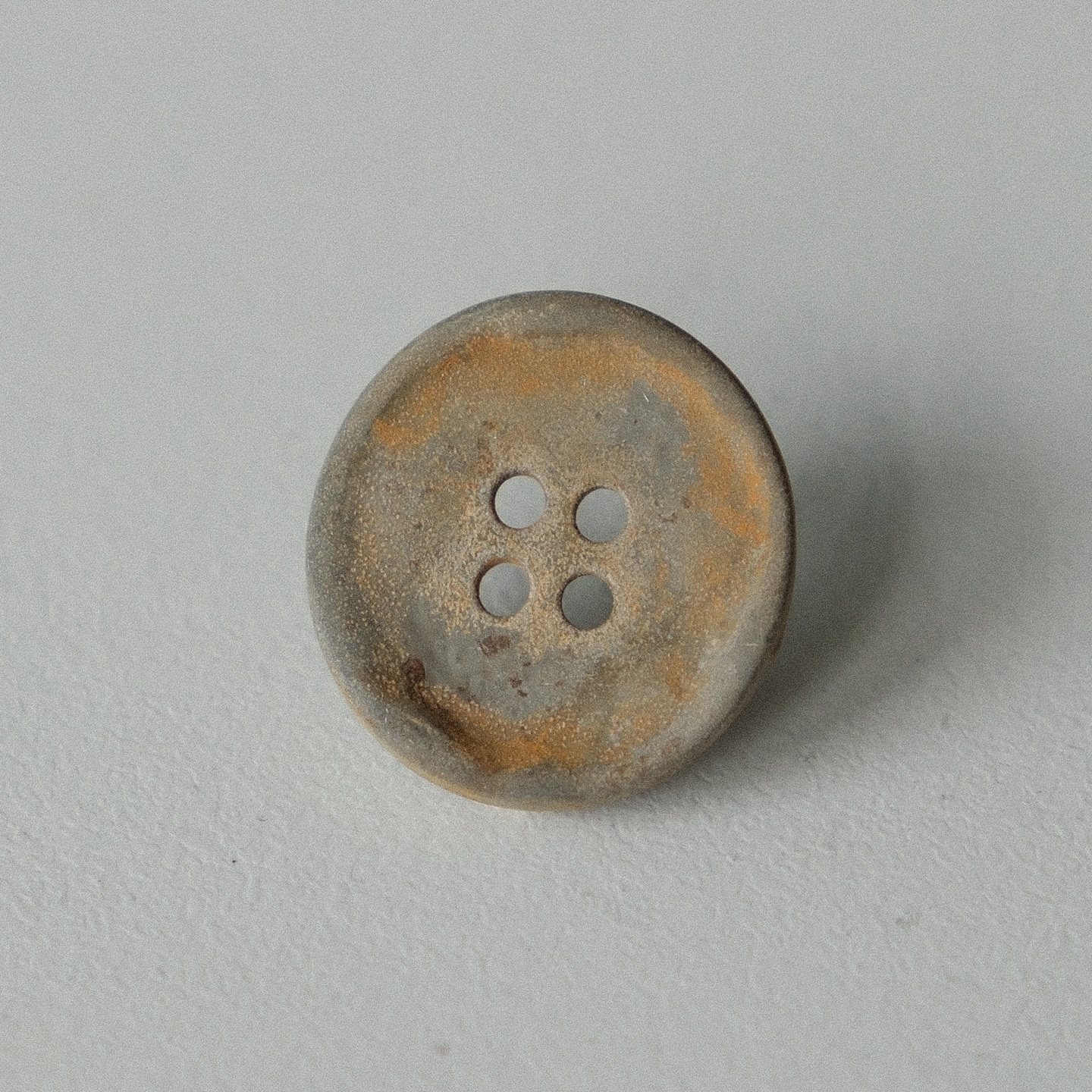 四孔浅色粗粝仿锈纽扣