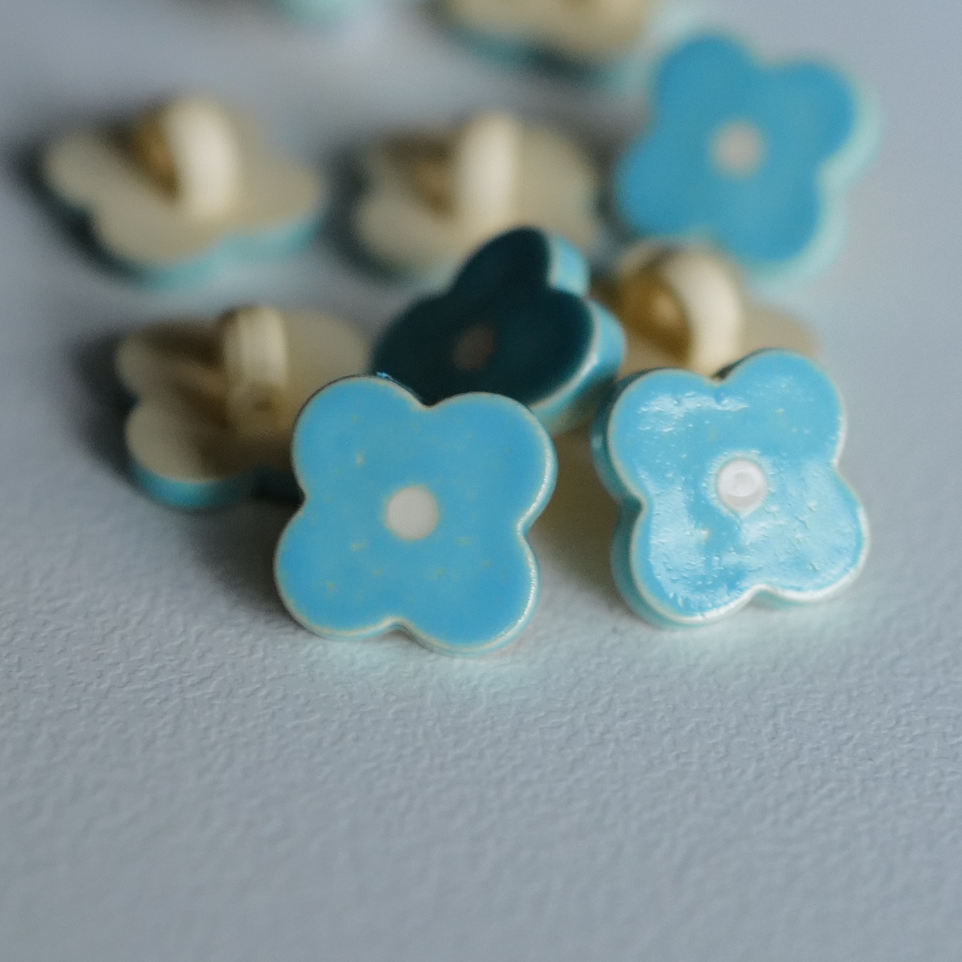 浅松石蓝花米色蕊树脂纽扣