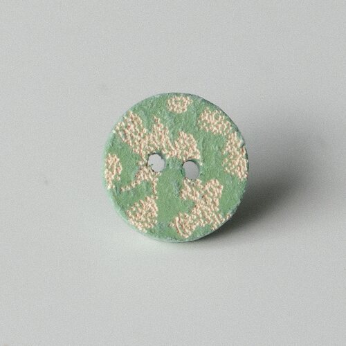 绿底白色斑驳感纹理椰壳纽扣