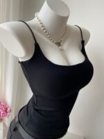 A seductive and sexy girl with a slender shoulder strap, a chest pad, a halter top to cover the accessory, a waistcoat, a cinched waist, a backless top, and an inner and outer top thumbnail 4