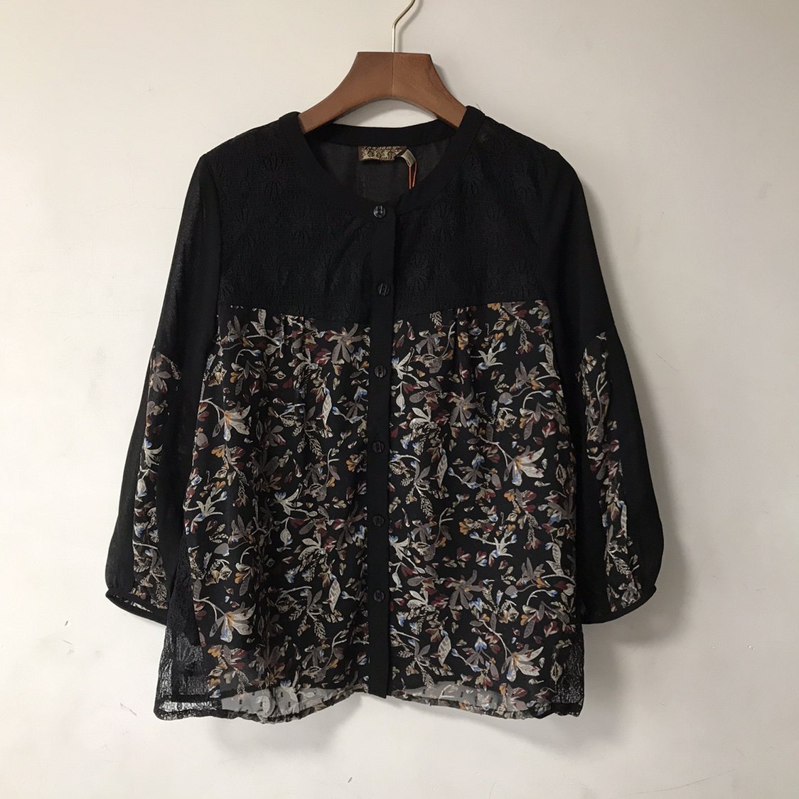 2022年秋装新款桑迪宽松绣花中年女装 大码长袖上衣妈妈装a080黑