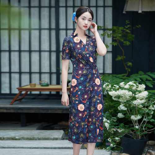 沐兰法式设计感印花连衣裙2026年夏新款叠褶收腰翻领A摆裙中长款