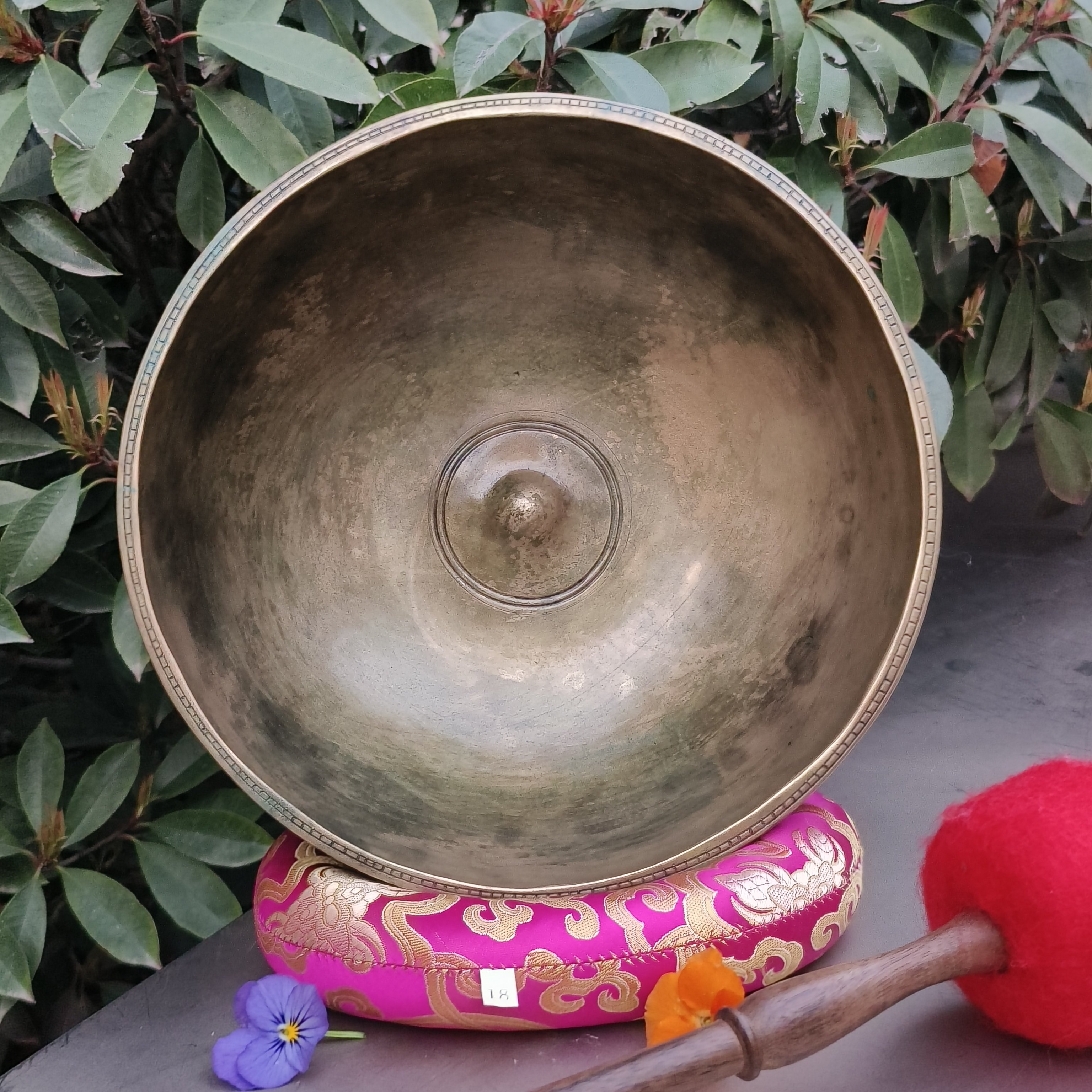 尼泊尔藏巴蒂老钵雕刻钵雕花钵声音浑厚瑜伽导师专用收藏级