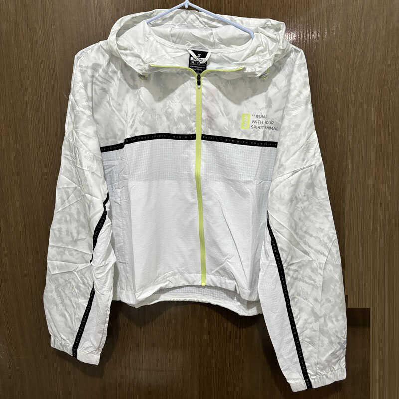 青年拼色休闲春夏运动防晒衣特步