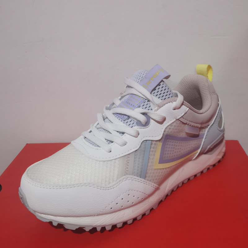 特步透气街头潮青年女士运动鞋