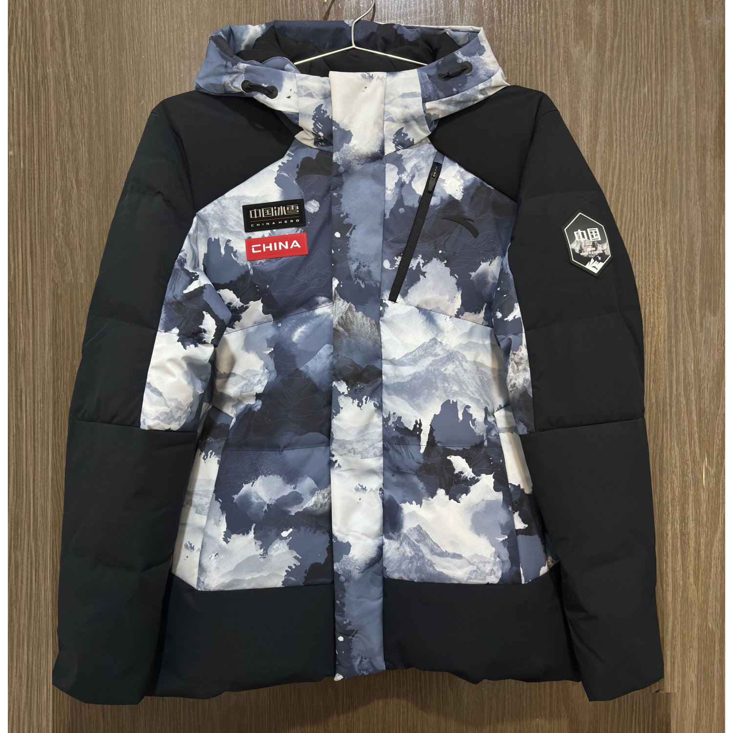 安踏正品户外冬季防风蓬松男青年连帽羽绒服外套上衣152517915S